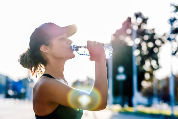 mujer tomando agua