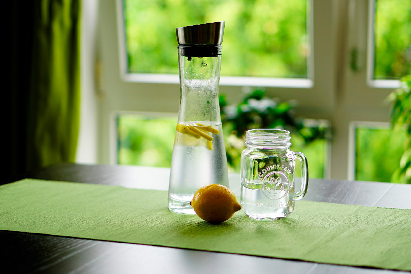 Agua con rodajas de limón