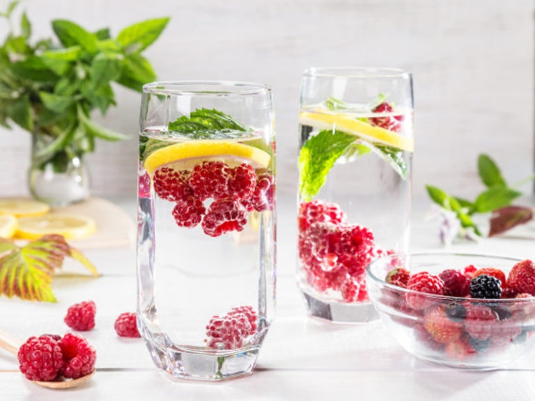 agua con frutos rojos