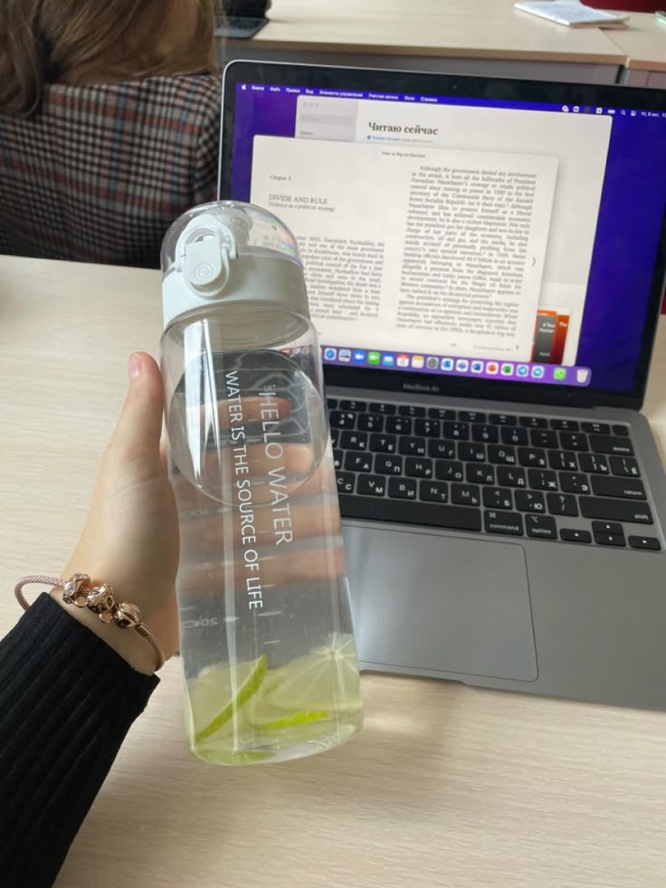 Beber agua pura como hábito diario para la salud preventiva