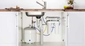 Equipo de ósmosis inversa instalado en cocina
